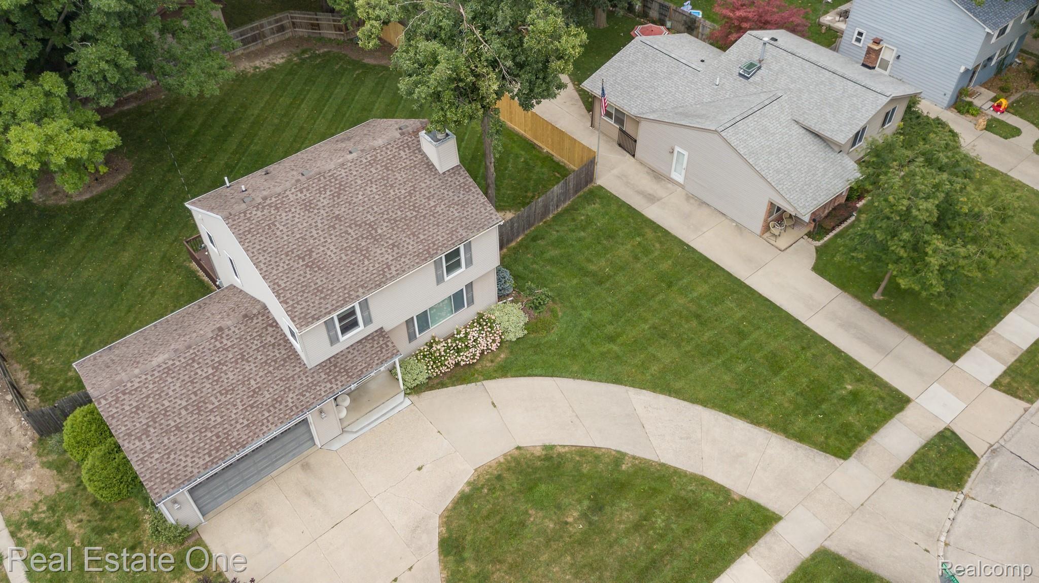 3268 Warick Road Royal Oak, MI 48073 - Photo 6 of 40 Wonderful 2 car attached garage and wonderful circular driveway!