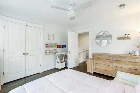 a bedroom with a baby bed and a cabinets