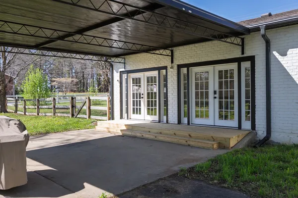 a view of a house with porch and garden