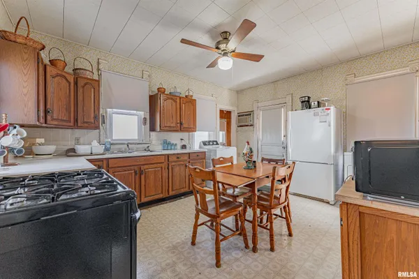 $249,900 | 1881 Old State Route 121, Lincoln, IL 62656