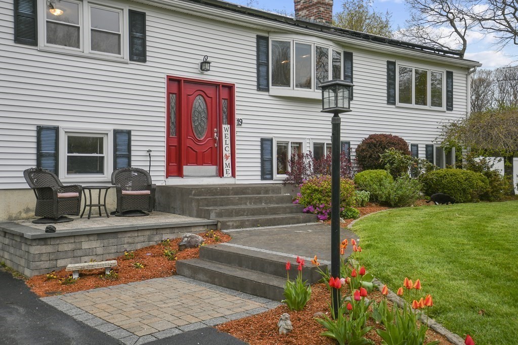 19 Heritage Road Sutton, MA 01590 - Photo 2 of 41