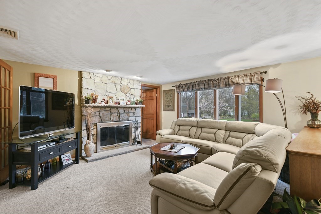19 Heritage Road Sutton, MA 01590 - Photo 4 of 41