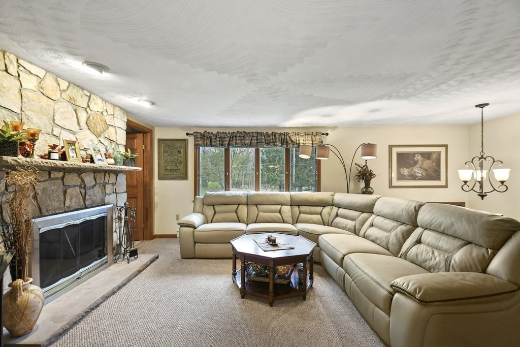 19 Heritage Road Sutton, MA 01590 - Photo 5 of 41