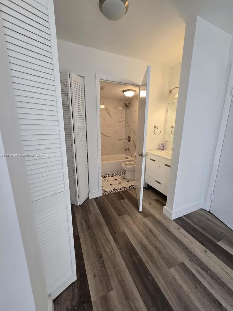 1673 Bay Road, Unit 301 Miami Beach, FL 33139 - Photo 14 of 18 a spacious bathroom with a sink and a mirror