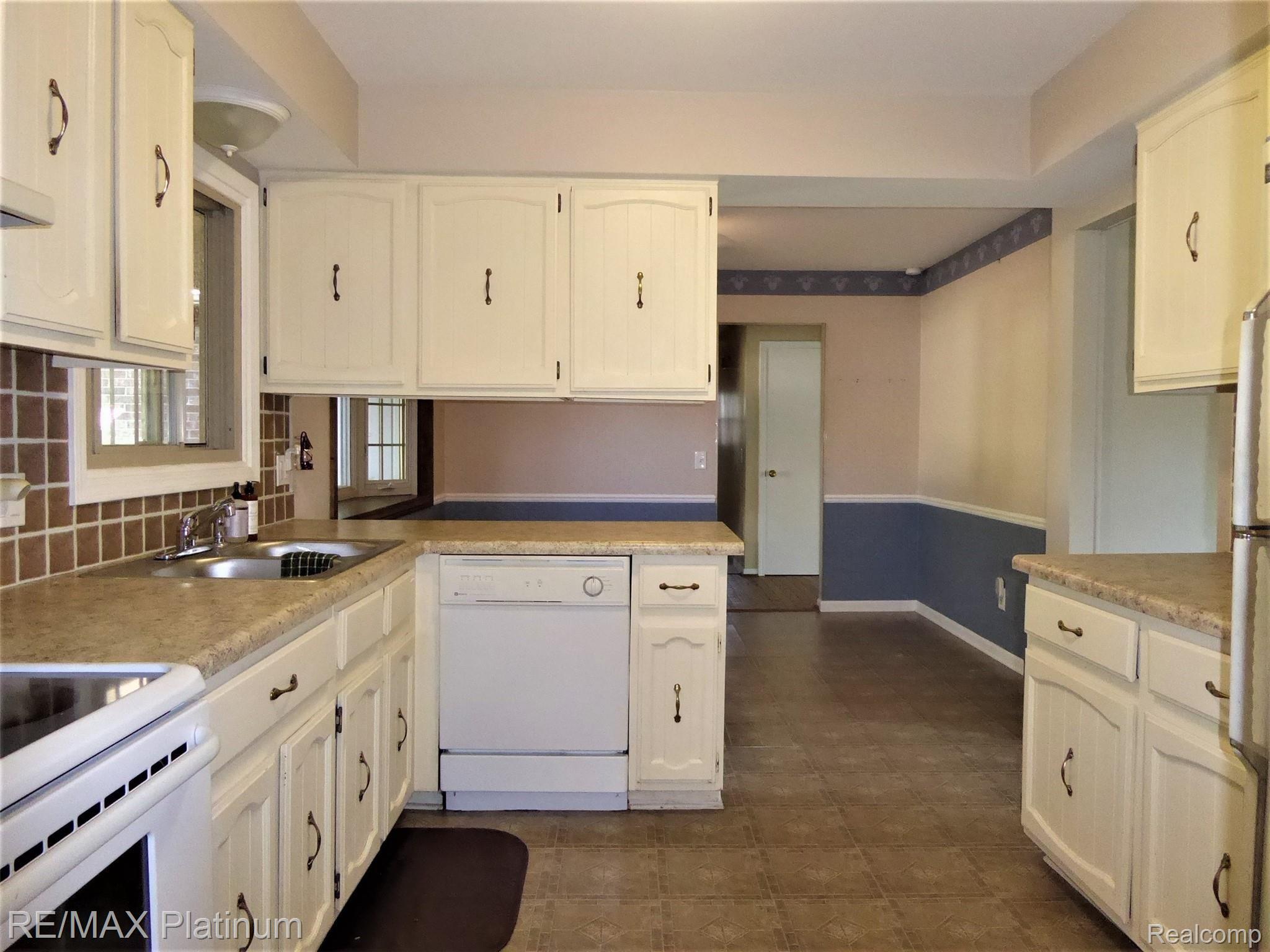 18678 Gill Road Livonia, MI 48152 - Photo 6 of 15 Kitchen