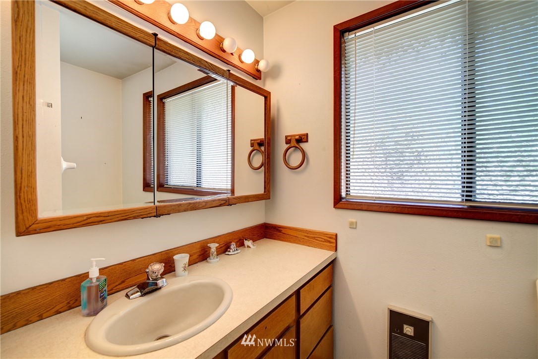 14037 Southeast 141st Street Renton, WA 98059 - Photo 14 of 23