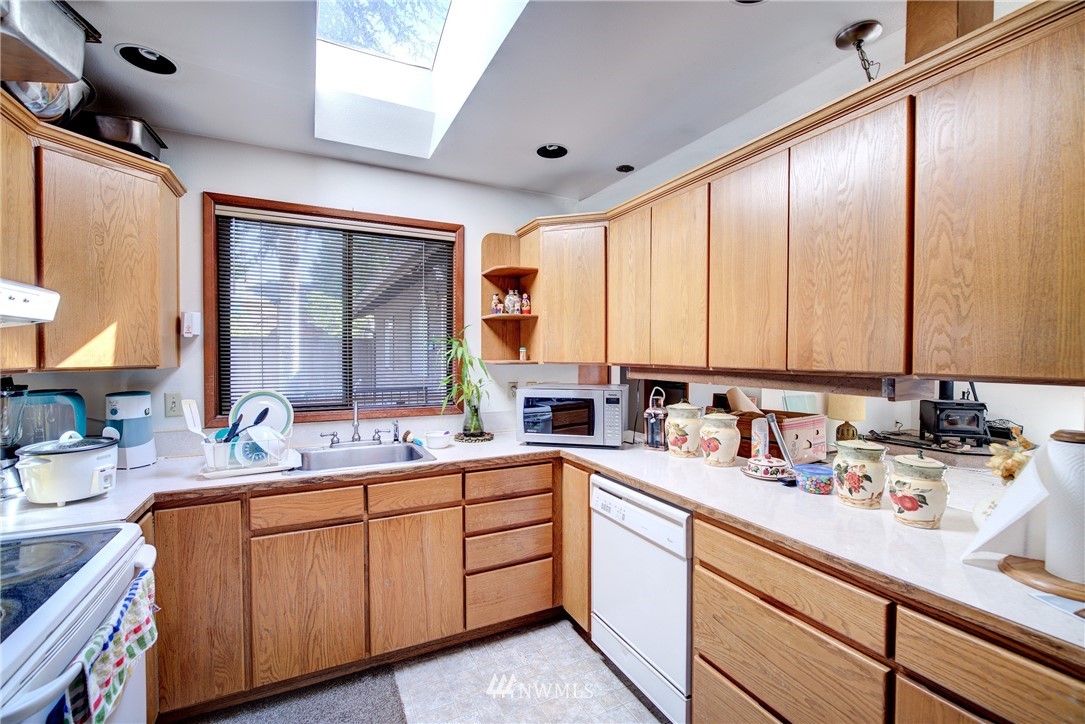 14037 Southeast 141st Street Renton, WA 98059 - Photo 8 of 23