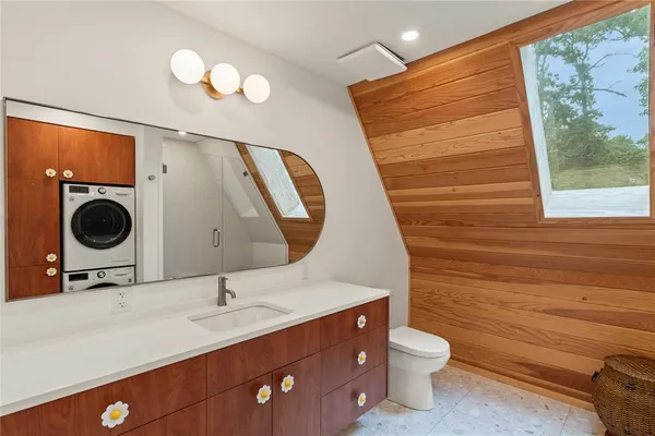 $429,000 | 5706 Point La Vista Road, Malakoff, TX 75148