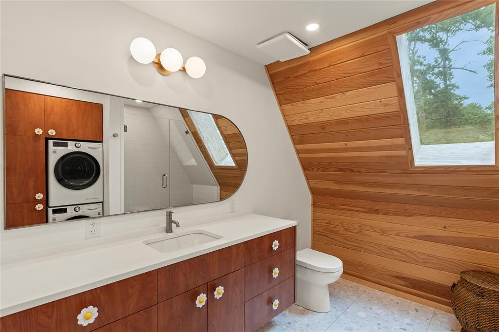 5706 Point La Vista Road Malakoff, TX 75148 - Photo 12 of 28 a bathroom with a toilet sink and mirror
