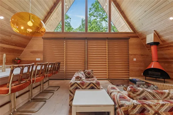 $429,000 | 5706 Point La Vista Road, Malakoff, TX 75148