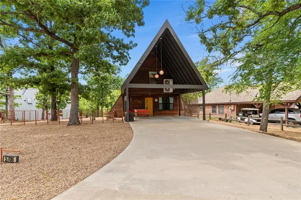 $429,000 | 5706 Point La Vista Road, Malakoff, TX 75148