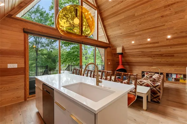 $429,000 | 5706 Point La Vista Road, Malakoff, TX 75148