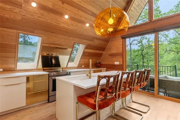 $429,000 | 5706 Point La Vista Road, Malakoff, TX 75148