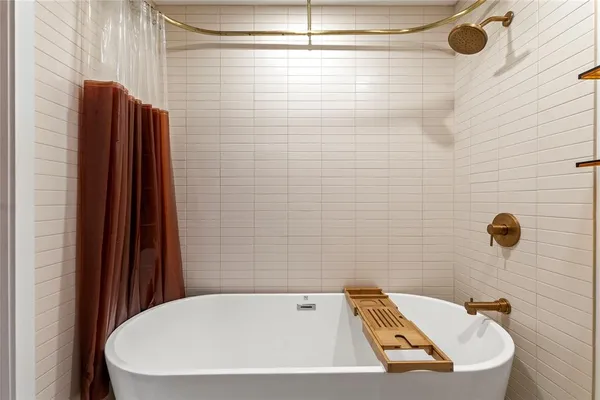 $429,000 | 5706 Point La Vista Road, Malakoff, TX 75148