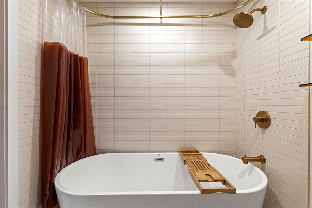 5706 Point La Vista Road Malakoff, TX 75148 - Photo 10 of 28 a bathroom with a sink and a shower