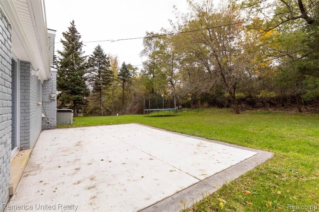 5585 Halsted Road West Bloomfield, MI 48322 - Photo 36 of 37