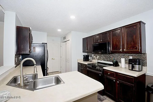 $299,900 | 9195 Lakeside Drive, Olive Branch, MS 38654