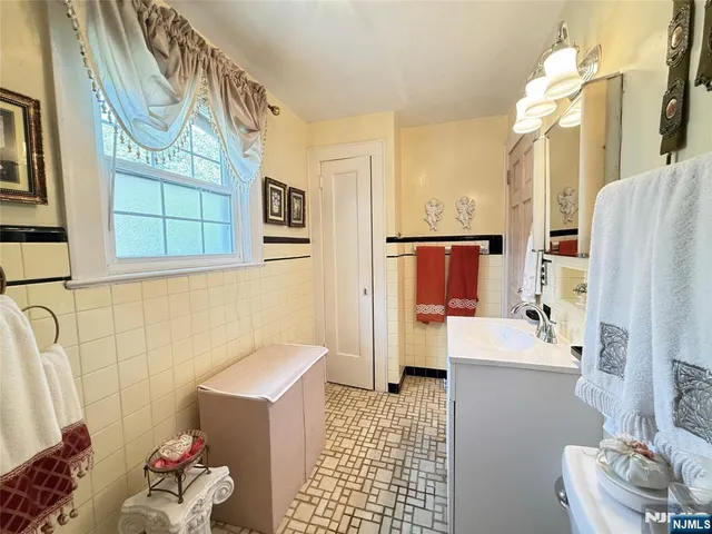 $779,000 | 33 West Newell Avenue, Rutherford, NJ 07070