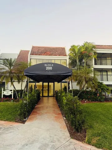 $2,380 | 200 Lakeview Drive, Unit 307, Weston, FL 33326