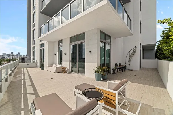 a view of a house with backyard and sitting area