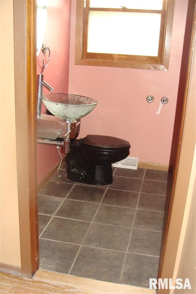 4108 South Cunningham Road Farmington, IL 61531 - Photo 16 of 24
