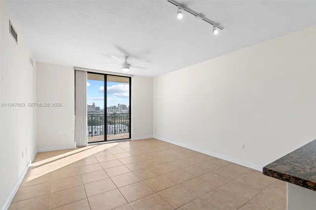 $2,900 | 888 Douglas Road, Unit 1012, Coral Gables, FL 33134