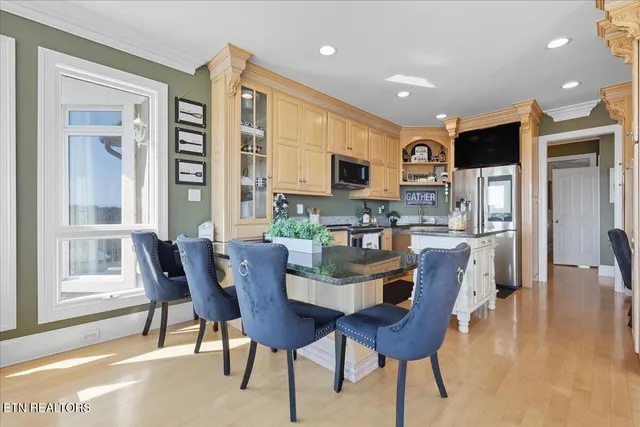 $1,570,000 | 527 Mountain View Drive, Vonore, TN 37885