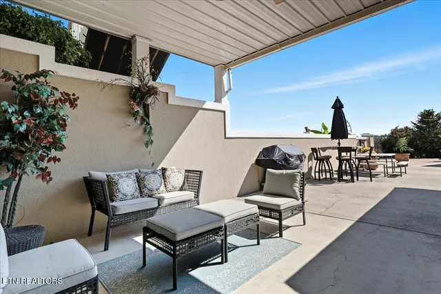 $1,570,000 | 527 Mountain View Drive, Vonore, TN 37885