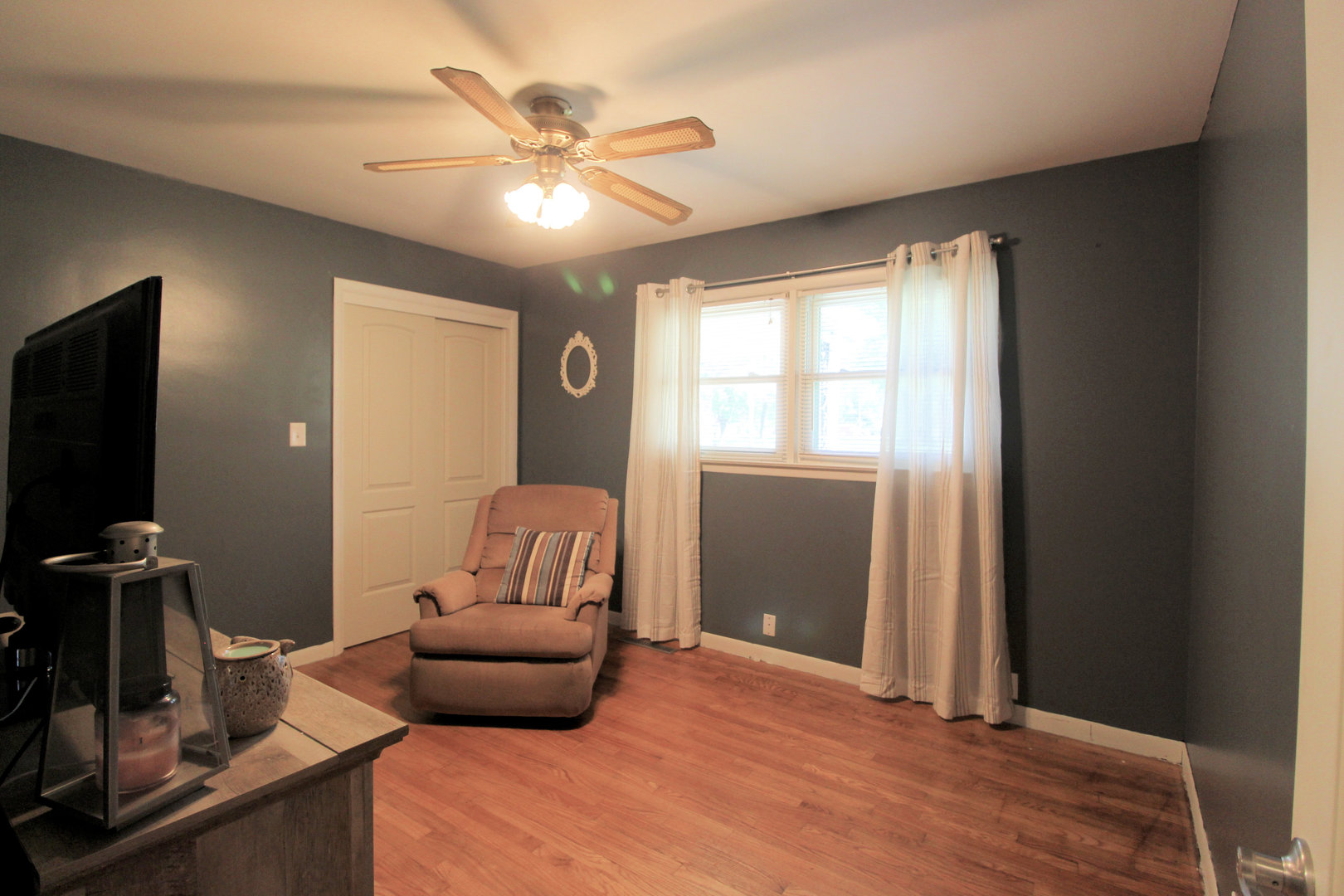 2838 River Road Kankakee, IL 60901 - Photo 15 of 24 a living room with furniture and a flat screen tv