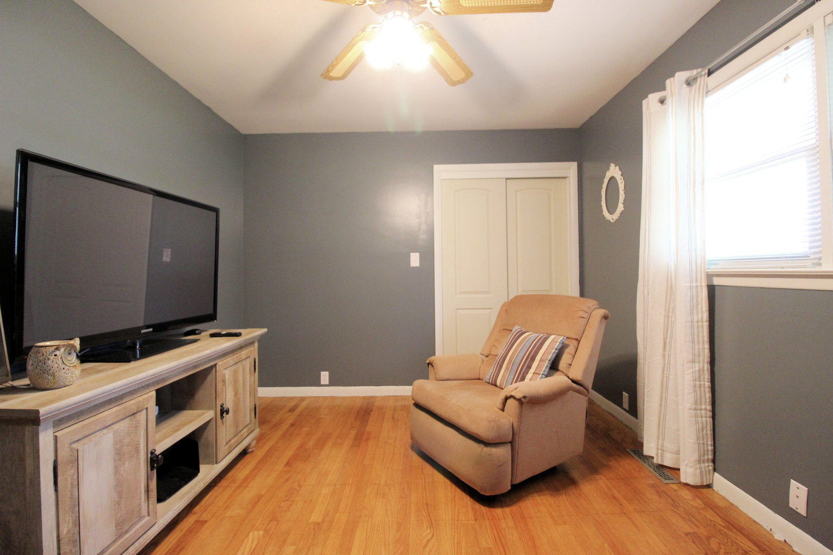 2838 River Road Kankakee, IL 60901 - Photo 16 of 24 a living room with furniture and a flat screen tv