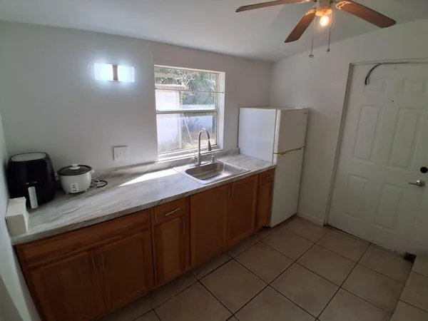 $3,650 | 6420 Oak Street, Hollywood, FL 33024