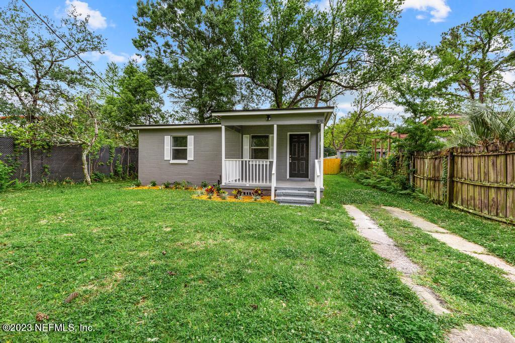 1023 Seba Street Jacksonville, FL 32205 - Photo 2 of 27 a front view of house with yard and green space