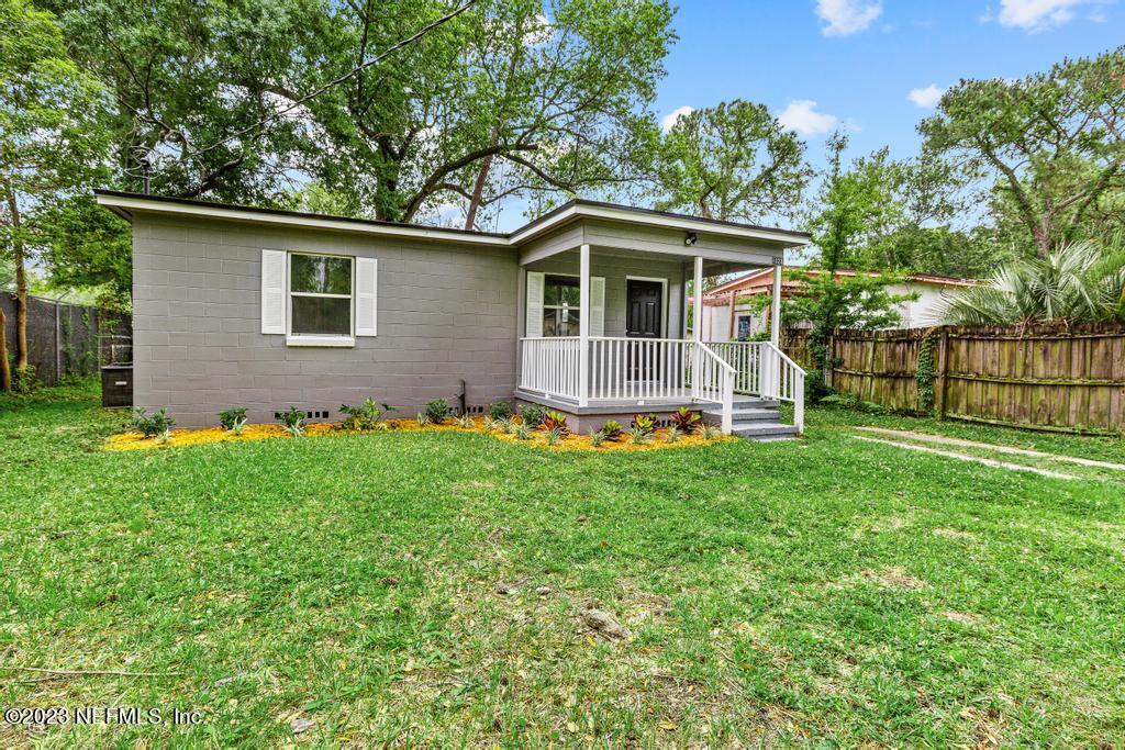 1023 Seba Street Jacksonville, FL 32205 - Photo 4 of 27 a front view of house with yard and green space