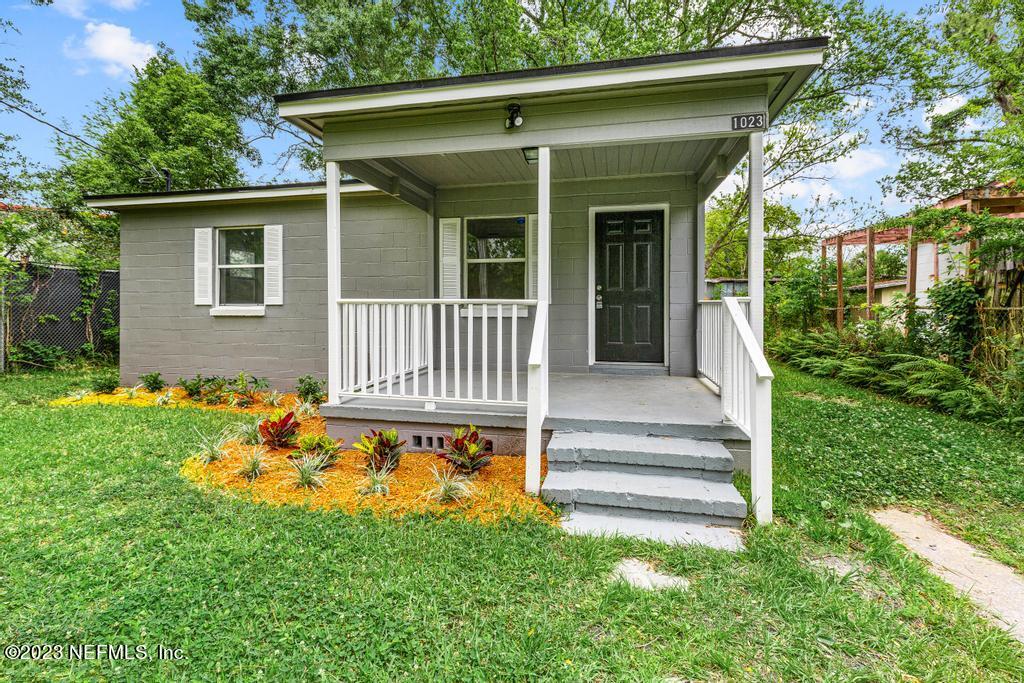 1023 Seba Street Jacksonville, FL 32205 - Photo 5 of 27 a front view of a house with garden