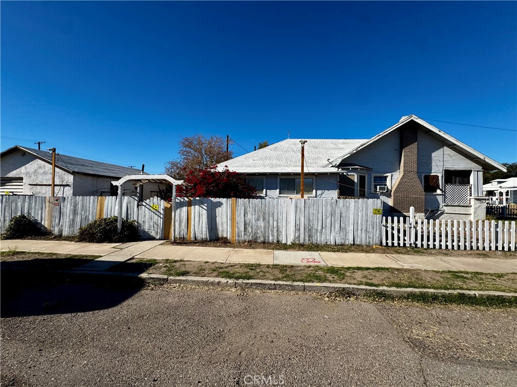 203 Walnut Street Needles, CA 92363 - Photo 7 of 31 Side of home