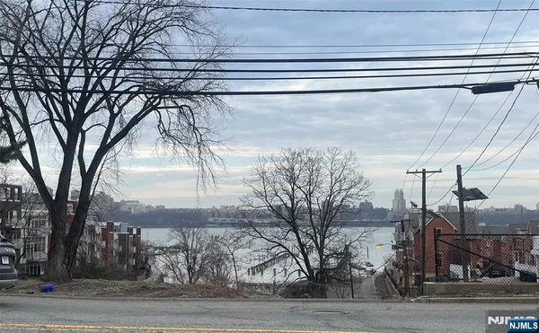 $2,495,000 | 1332 River Road, Edgewater, NJ 07020