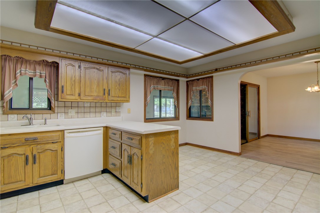 1867 South Westgate Drive Decatur, IL 62521 - Photo 11 of 36