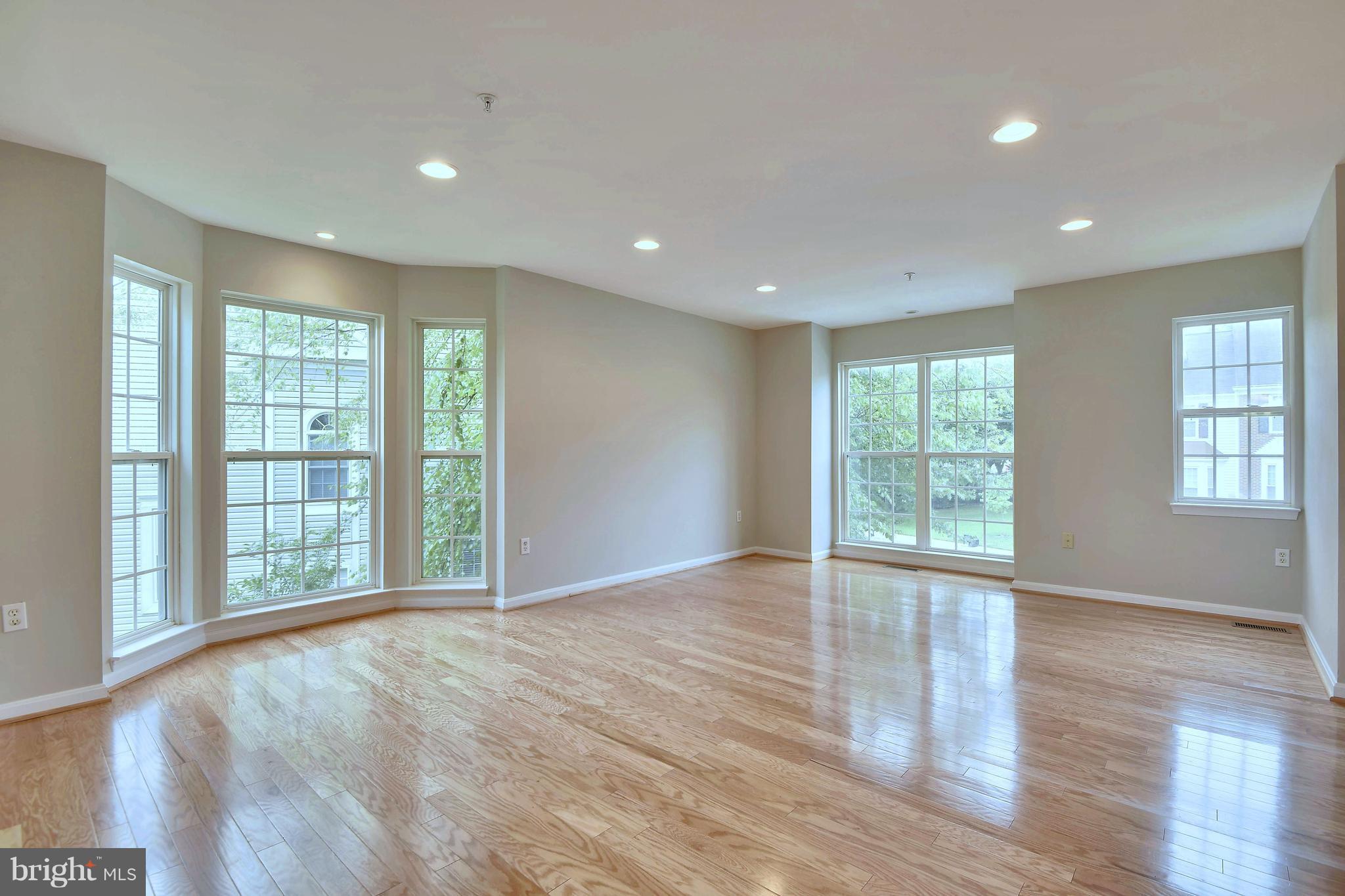 710 Howards Loop Annapolis, MD 21401 - Photo 11 of 28 Living Room