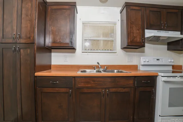 $1,300 | 215 Greenlawn Avenue, Unit A, Pleasanton, TX 78064