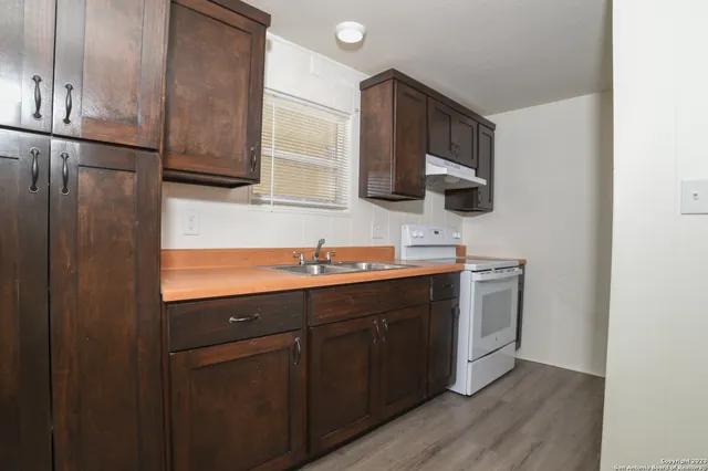 $1,300 | 215 Greenlawn Avenue, Unit A, Pleasanton, TX 78064