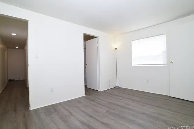 $1,300 | 215 Greenlawn Avenue, Unit A, Pleasanton, TX 78064