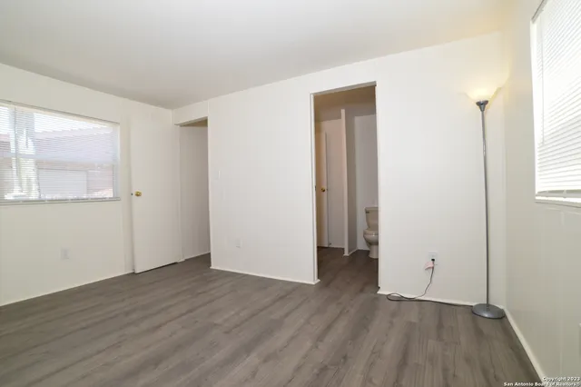 $1,300 | 215 Greenlawn Avenue, Unit A, Pleasanton, TX 78064