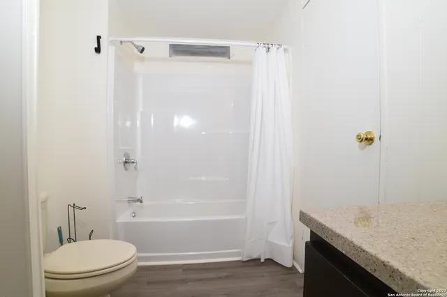 $1,300 | 215 Greenlawn Avenue, Unit A, Pleasanton, TX 78064