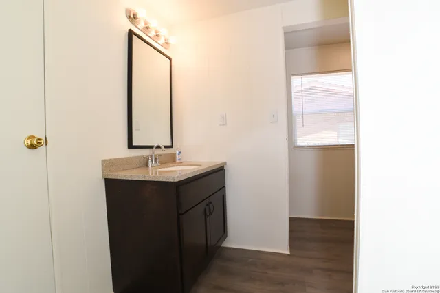 $1,300 | 215 Greenlawn Avenue, Unit A, Pleasanton, TX 78064