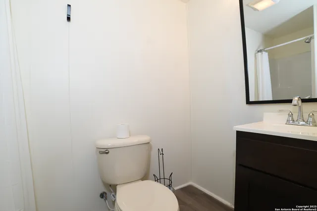 $1,300 | 215 Greenlawn Avenue, Unit A, Pleasanton, TX 78064