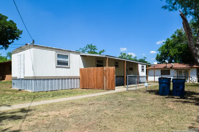 $1,300 | 215 Greenlawn Avenue, Unit A, Pleasanton, TX 78064