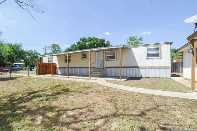 $1,300 | 215 Greenlawn Avenue, Unit A, Pleasanton, TX 78064
