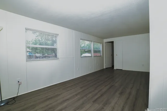 $1,300 | 215 Greenlawn Avenue, Unit A, Pleasanton, TX 78064