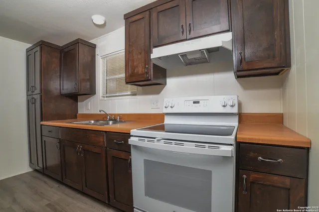 $1,300 | 215 Greenlawn Avenue, Unit A, Pleasanton, TX 78064