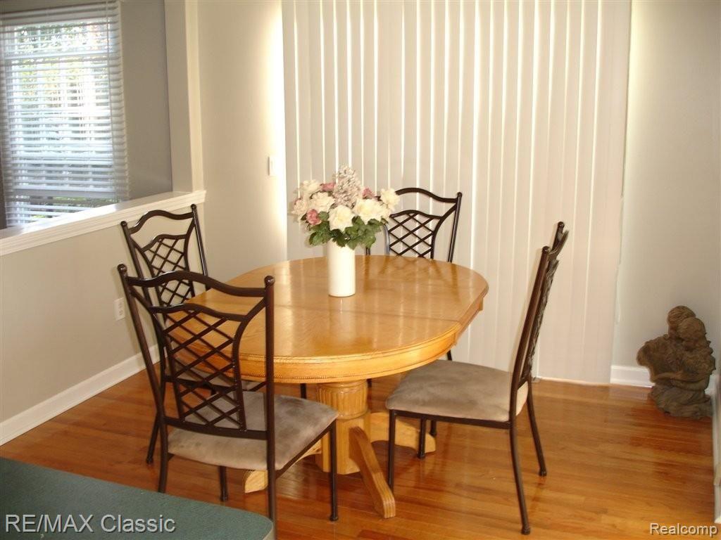 1292 Brook Lane, Unit 292 Rochester, MI 48306 - Photo 4 of 10 EAT IN KITCHEN VIEW